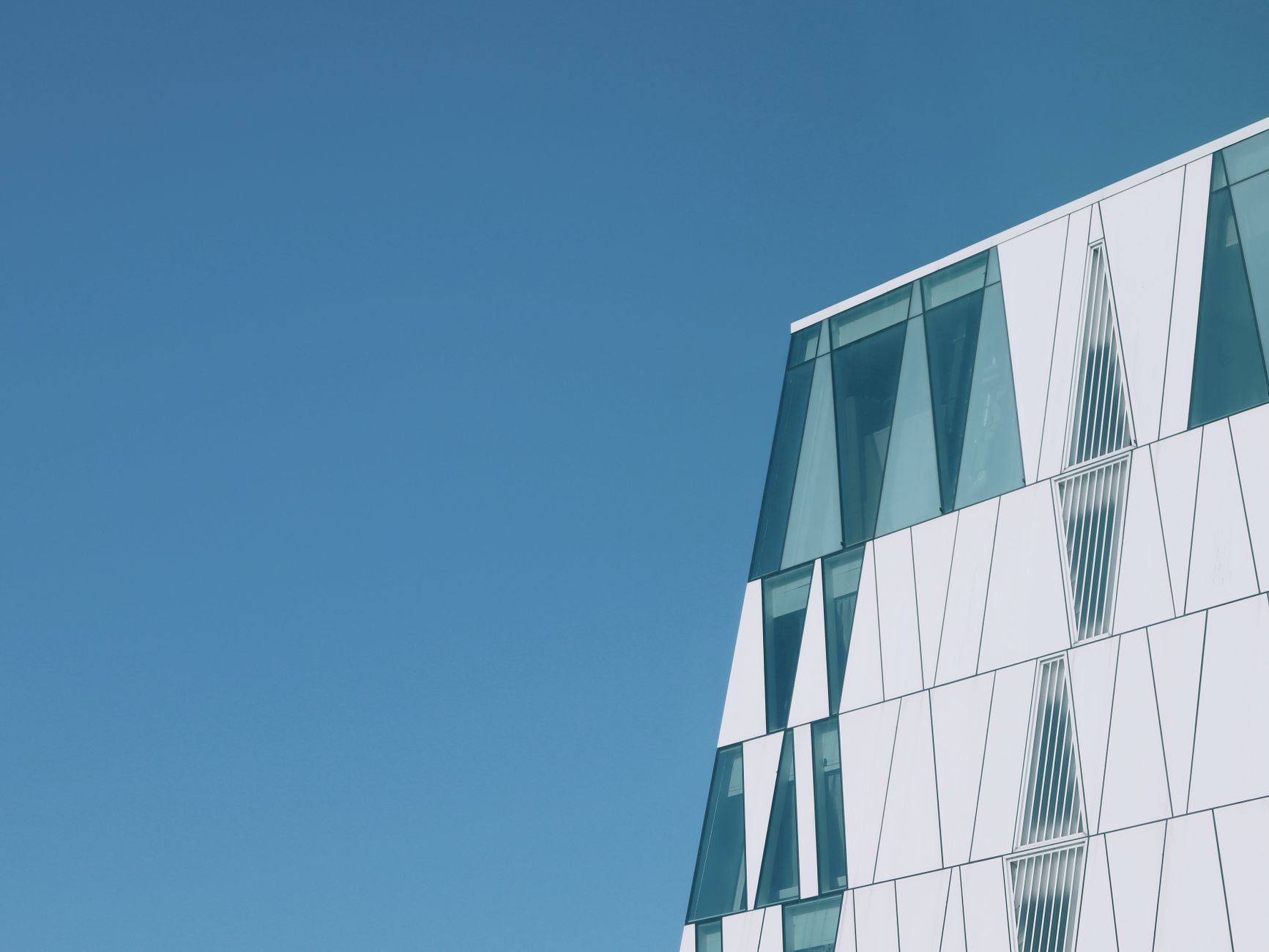 Illustrationsfoto af skarp geometrisk arkitektur
